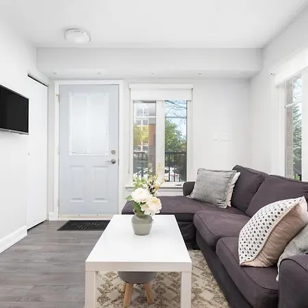 Very Cozy 1Br Townhome Apartment By Lakeshore!